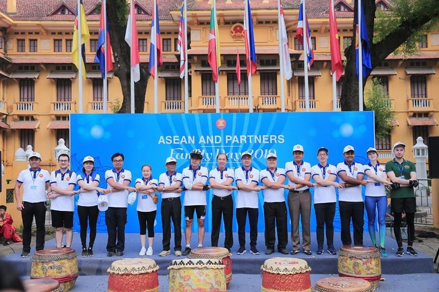  L’événement attire la participation de 300 délégués qui sont des diplomates des pays de l’ASEAN et de leurs familles, des membres du Groupe des femmes de la Communauté aséanienne et des familles représentant les 16 partenaires de l’ASEAN à Hanoï. 