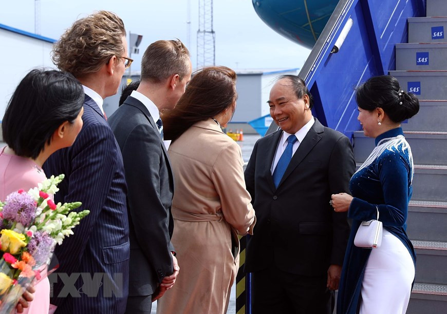  Les responsables suédois accueillent le Premier ministre Nguyen Xuan Phuc et son épouse à l’aéroport à leur arrivée à Stockholm.