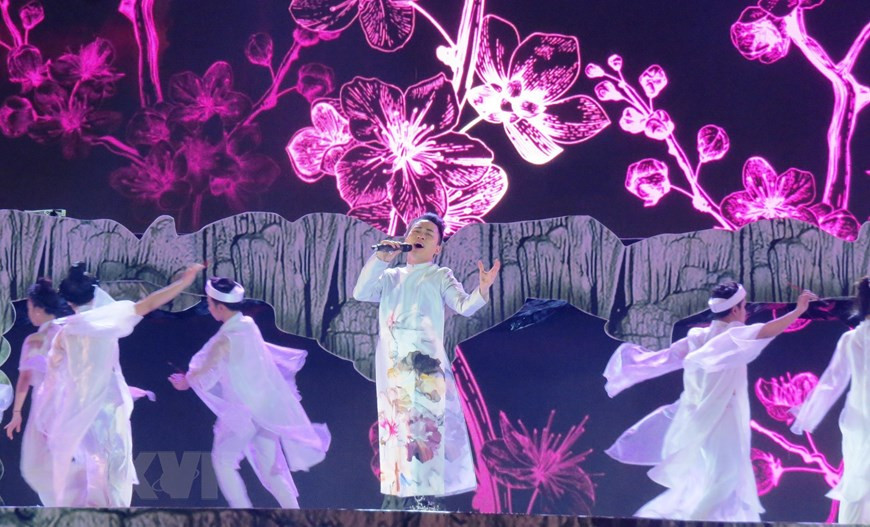  Lors de l’événement, le Comité d’organisation a également annoncé et remis le certificat de reconnaissance du record d’Asie à la grotte Thien Duong, pour le système de stalactites, de stalagmites le plus original et le plus fastueux en Asie. 