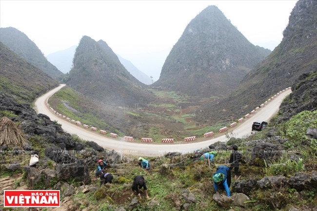  La voie fut tracée de 1959 à 1965 par de jeunes volontaires issus de 16 ethnies minoritaires du Nord.