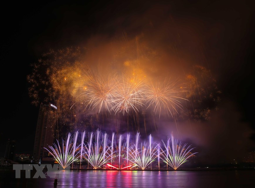  La cérémonie d’ouverture du festival international de feux d’artifice de Da Nang 2019 est marquée par deux spectacles de l’équipe de Da Nang et de l’équipe russe Fireworks Center Khan. 