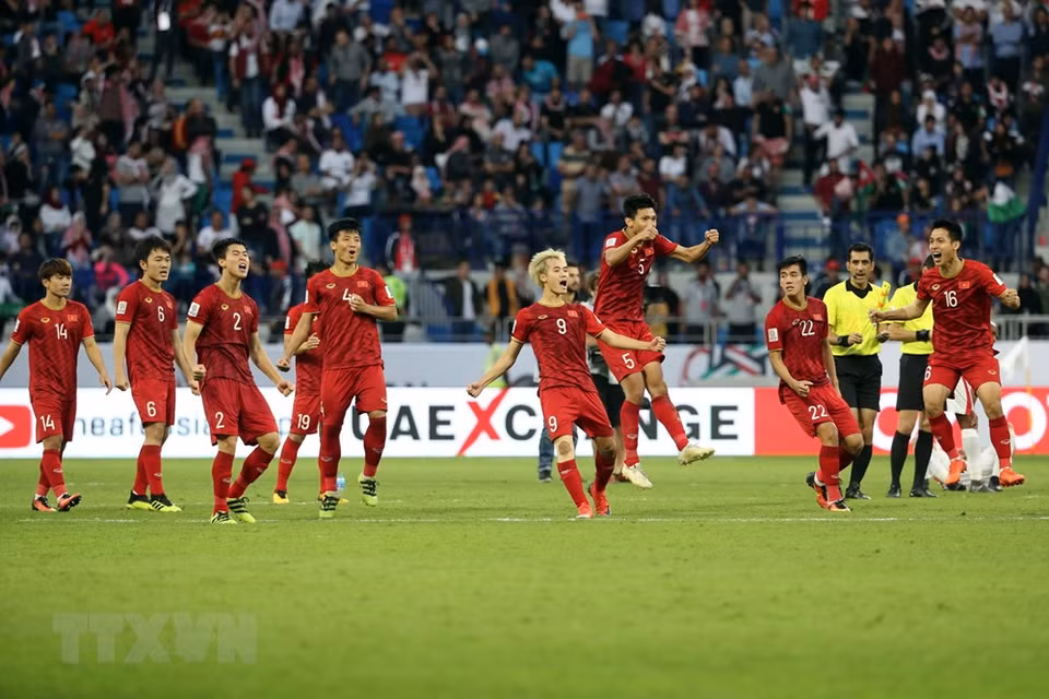 Les joueurs vietnamiens ont éclaté de joie quand Bui Tien Dung a réussi à marquer le but décisif pour le Vietnam. 