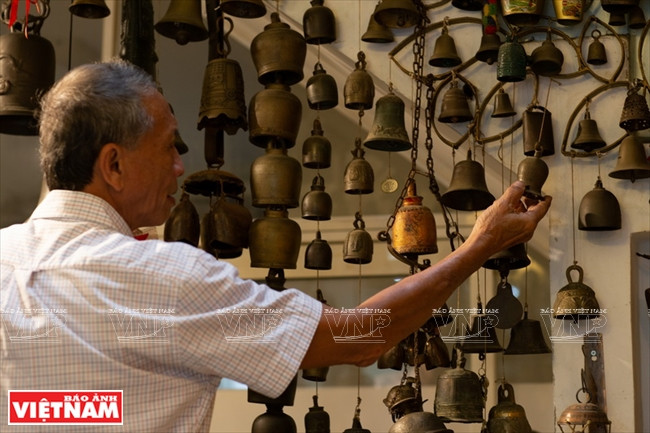  La collection de cloches de M.Tâm compte 200 pièces de nombreux pays.