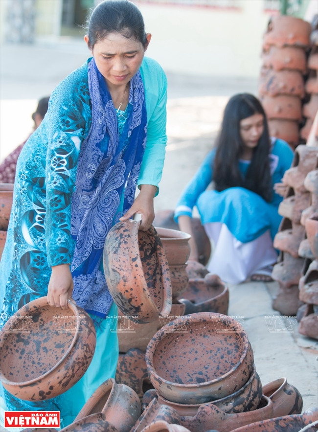  Des potières de l’ethnie Cham du hameau de Binh Duc.