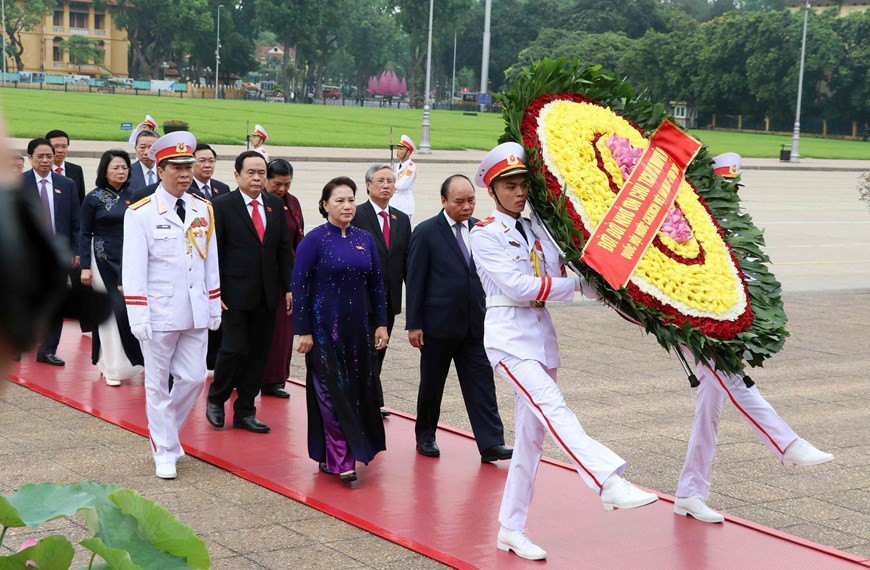  Le Premier ministre Nguyen Xuan Phuc, la présidente de l’Assemblée nationale Nguyen Thi Kim Ngan et les députés de l’Assemblée nationale ont rendu hommage au Président Ho Chi Minh.