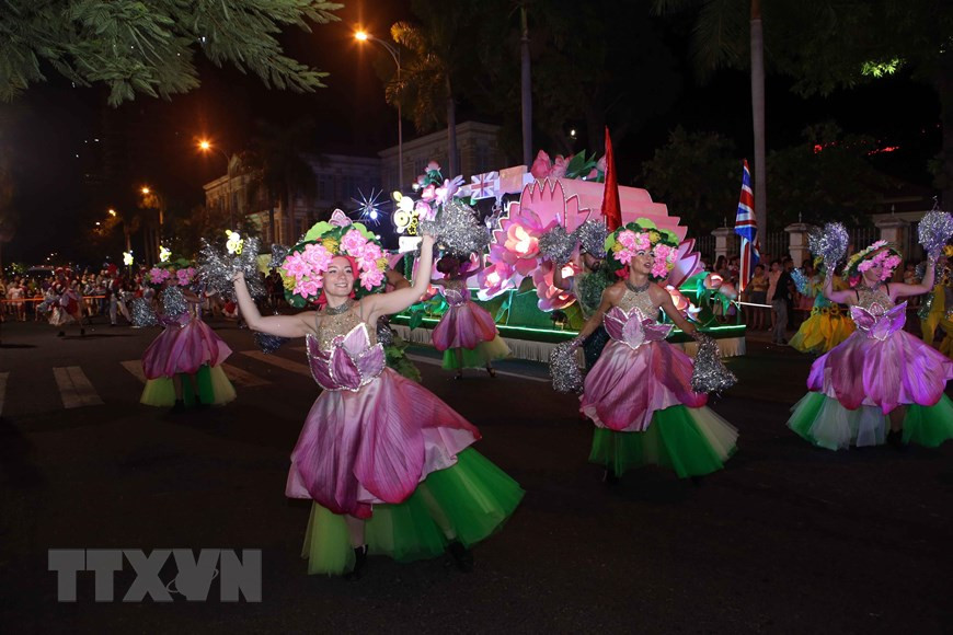  Les danseurs venus de différents pays participent au carnaval de rue à Da Nang. 
