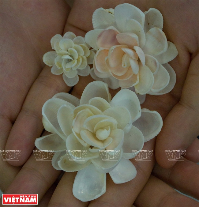  Auparavant, Tran Thi Ngoc Hieu avait déjà fait des peintures en pierres précieuses. Avec son expérience dans les arts, elle a collaboré un mois avec cet ami britannique pour réaliser ses premières œuvres en coquilles d’escargots.