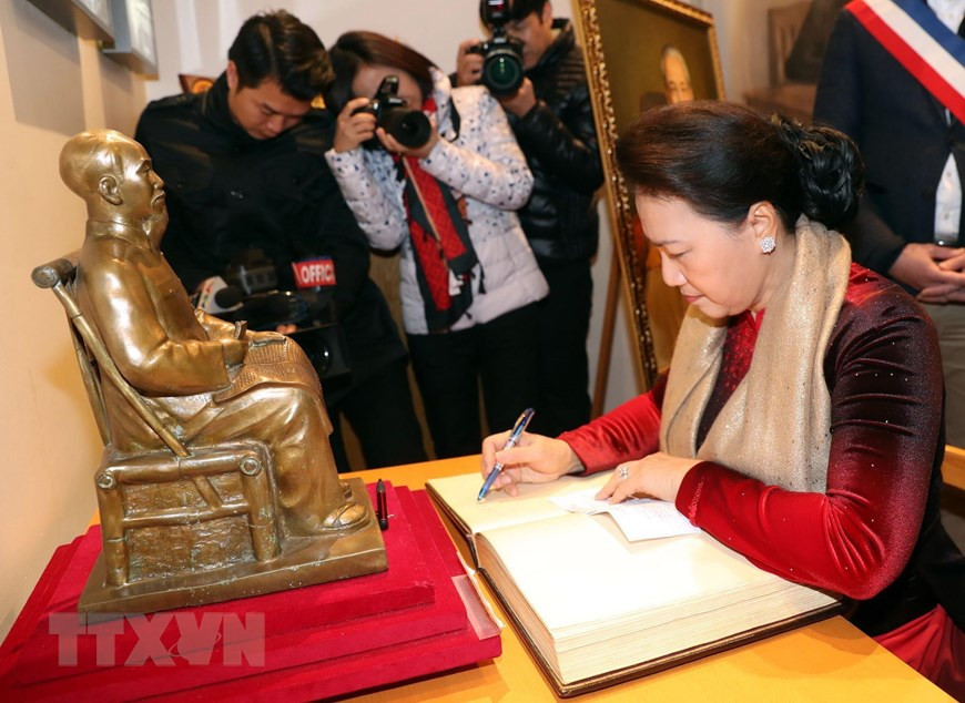 Mme Nguyen Thi Kim Ngan au musée de l’Histoire vivante dans le parc Montreau. 