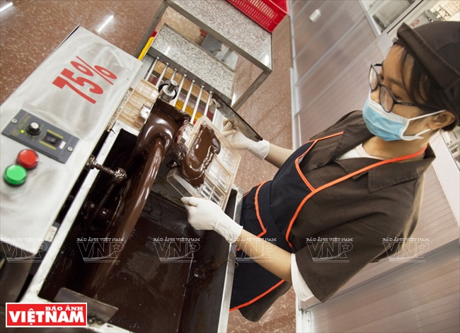  Moulage du chocolat.