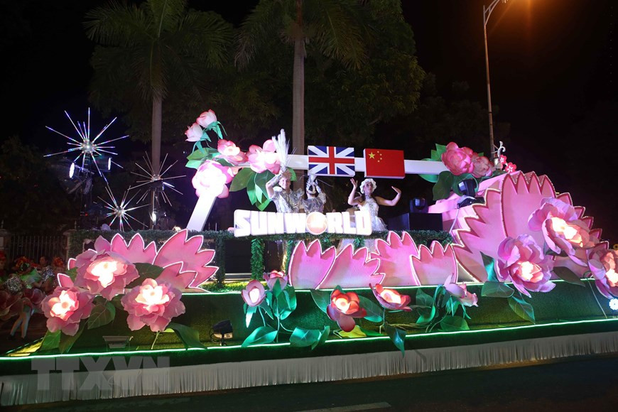  Les véhicules décorés de fleurs et d'images représentant huit pays participant au Festival international de feux d'artifice de Da Nang 2019 - DIFF 2019. 