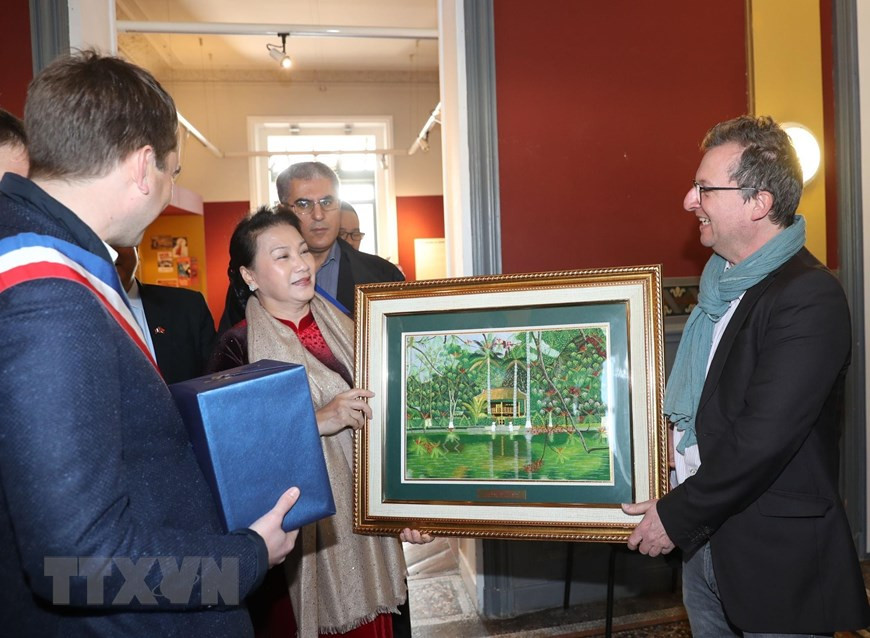  La présidente de l’Assemblée nationale du Vietnam, Nguyen Thi Kim Ngan, offre un cadeau aux représentants de la ville de Montreuil. 