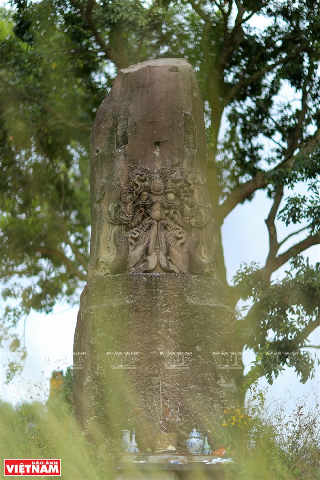  Les habitants locaux viennent souvent brûler des bâtonnets d’encens au pied de la colonne les jours de pleine lune et le premier jour du mois lunaire.