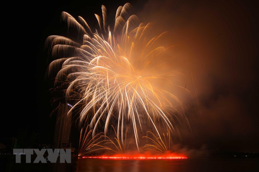  Le spectacle ''Les deux rives légendaires'' de l’équipe vietnamienne de Da Nang.