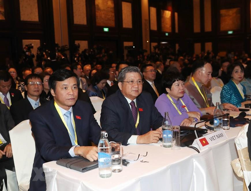  L'AIPA regroupe les 10 parlements de l'ASEAN et a pour objectif de promouvoir la solidarité, la compréhension, la coopération et les relations étroites entre les assemblées nationales membres, les observateurs et d'autres organisations.