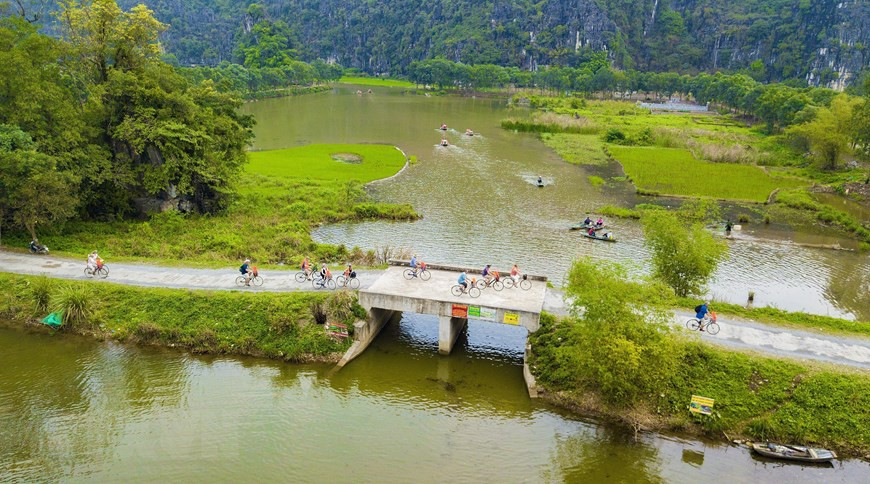  Au printemps, Tam Coc est couvert par la couleur verte des rizières le long des deux rives de la rivière, créant ainsi un paysage poétique et majestueux.
