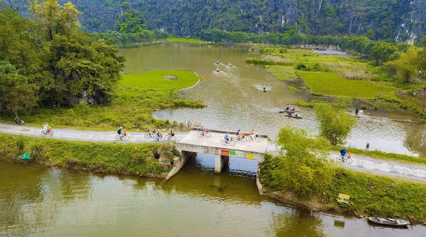  Au printemps, Tam Coc est couvert par la couleur verte des rizières le long des deux rives de la rivière, créant ainsi un paysage poétique et majestueux. 