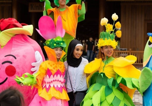  Même les touristes étrangers sont extrêmement enthousiastes et veulent prendre des photos avec les artistes.