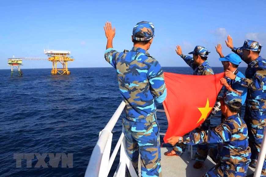  DK est l’abréviation de ''Dich vu-Khoa hoc ky thuât'' (Services-Sciences technologies) et le numéro 1 signifie les plateformes situées le plus loin du continent. 