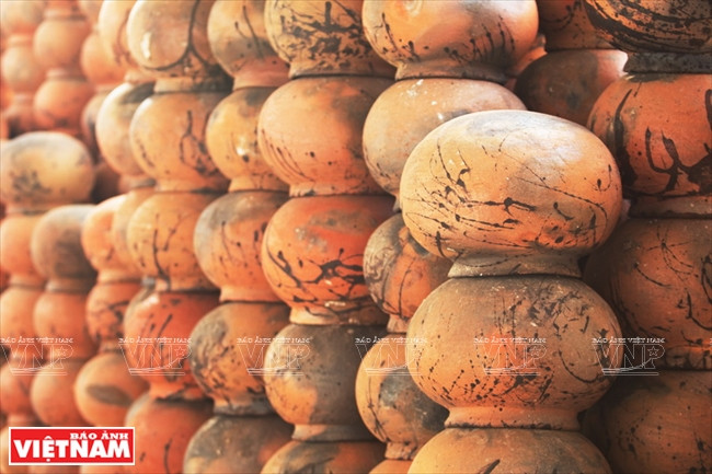  Des poteries rouge pâle aux jolis motifs de décoration.