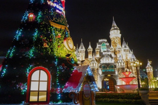  Les lumières des châteaux européens à Vinpearl Land qui scintillent. 
