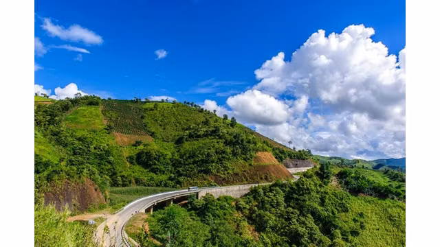  Outre la tradition historique, Diên Biên possède également de beaux paysages naturels sauvages des montagnes majestueuses. Le col de Pha Din est considéré comme l'un des 4 plus grands cols de la région du Nord-Ouest, les 3 autres cols sont Ma Pi Lèng, Ô Quy Hô et Khau Pha. 