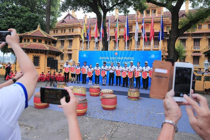  Le vice-ministre des Affaires étrangères Nguyen Quoc Dung, chef de SOM-ASEAN du Vietnam, remet des drapeaux aux représentants des ambassades des pays membres et des partenaires de l’ASEAN. 