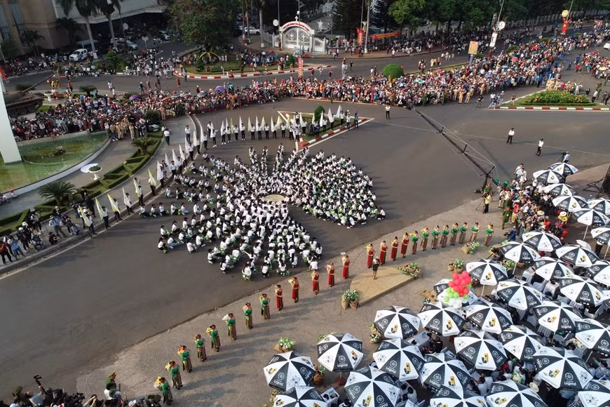  La fête de rue réunit près de 2.000 artistes et artisans vietnamiens comme étrangers. 