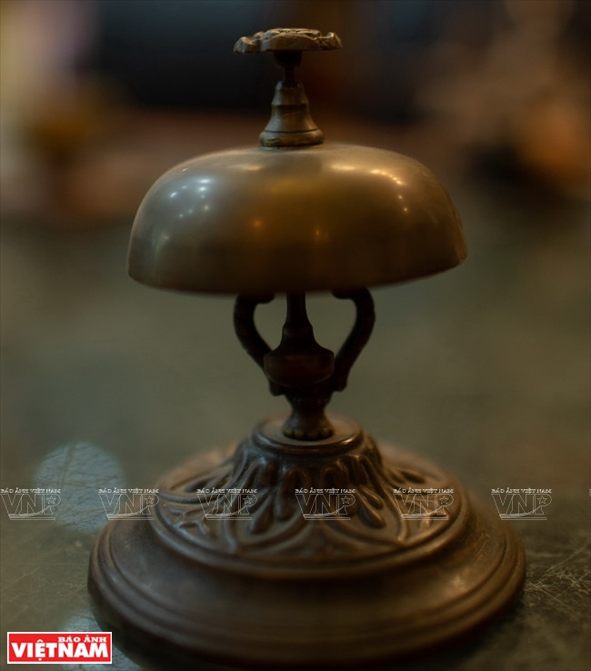  Ses cloches, dont la date et le lieu d’achat sont soigneusement notés sur l’objet, ont toutes plus d’une moitié de siècle. Par exemple, une de la culture du Champa ou une petite, de la taille de la main, a été achetée dans l’ancienne cité impériale de Hue. 