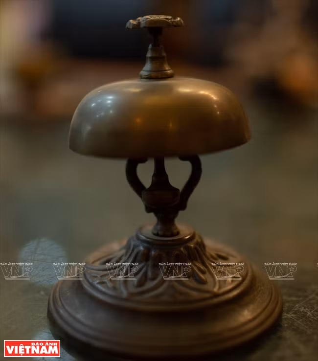  Ses cloches, dont la date et le lieu d’achat sont soigneusement notés sur l’objet, ont toutes plus d’une moitié de siècle. Par exemple, une de la culture du Champa ou une petite, de la taille de la main, a été achetée dans l’ancienne cité impériale de Hue. 
