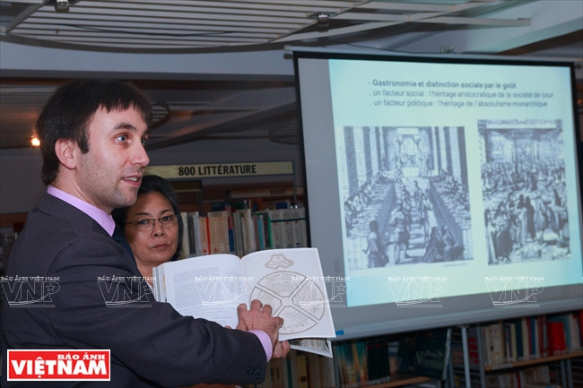  Diverses activités culturelles et artistiques présentant le Vietnam et la France ont été organisées lors du Festival Vietnam-France 2018 dont la table ronde ''Cachet de la cuisine française'', présidée par le célèbre chef français Vincent Marcilhac.