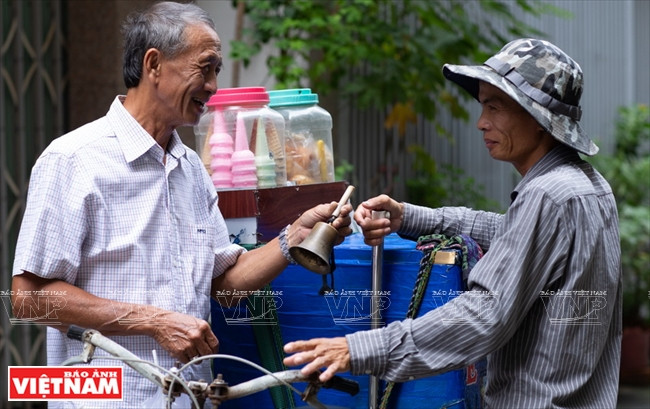  Pour M. Tâm, la collection de cloches est à la fois un plaisir et un moyen de découvrir d’autres cultures.