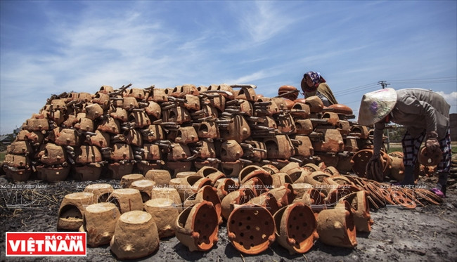  Les poteries sont cuites en grand nombre. 