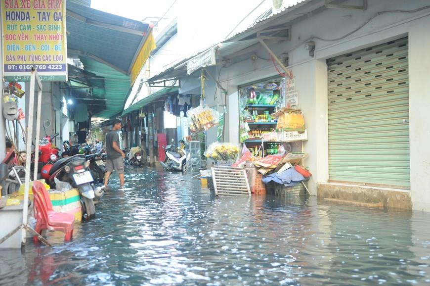  Les inondations ont affecté les activités commerciales des habitants de la rue Kinh Duong Vuong, arrondissement de Binh Tan.