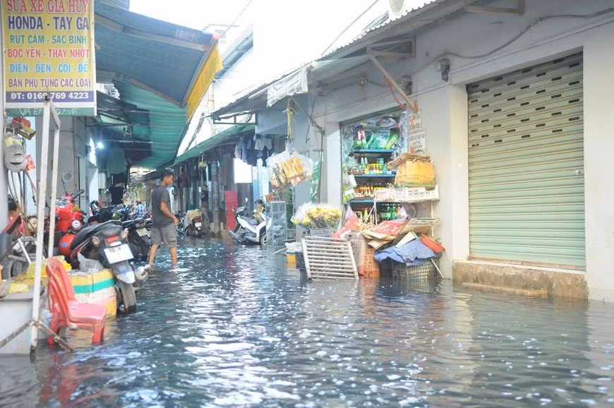  Les inondations ont affecté les activités commerciales des habitants de la rue Kinh Duong Vuong, arrondissement de Binh Tan. 