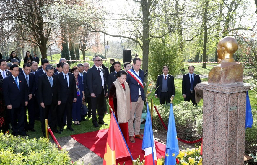  La présidente de l’Assemblée nationale du Vietnam, Nguyen Thi Kim Ngan, et les représentants de la ville de Montreuil ont déposé des corbeilles de fleurs au pied du buste du Président Ho Chi Minh, au musée de l’Histoire vivante au parc Montreau.