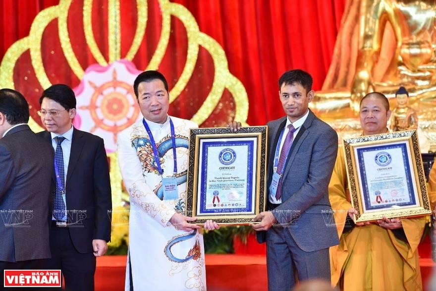  Un représentant de l’Union mondiale des Records (World Records Union -WORLDKINGS) remet le certificat de record mondial à la pagode Thanh Quang.