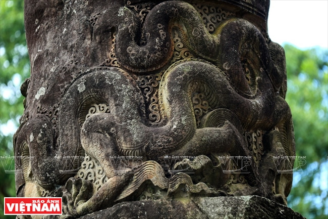  Les deux dragons de la dynastie des Ly de la colonne en pierre. 