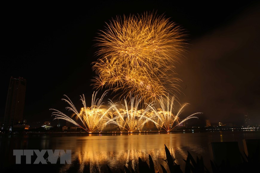  Lors de ce festival, sont également prévus les spectacles de six autres équipes du Brésil, de Belgique, de Finlande, d’Italie, du Royaume-Uni et de Chine. 