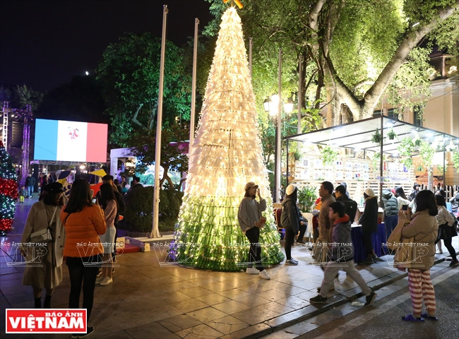 ''L’Arbre de Noël des promesses'', fait de 1.000 bouteilles en plastique, fut le point d’orgue du Festival de la culture française à Hanoï. 