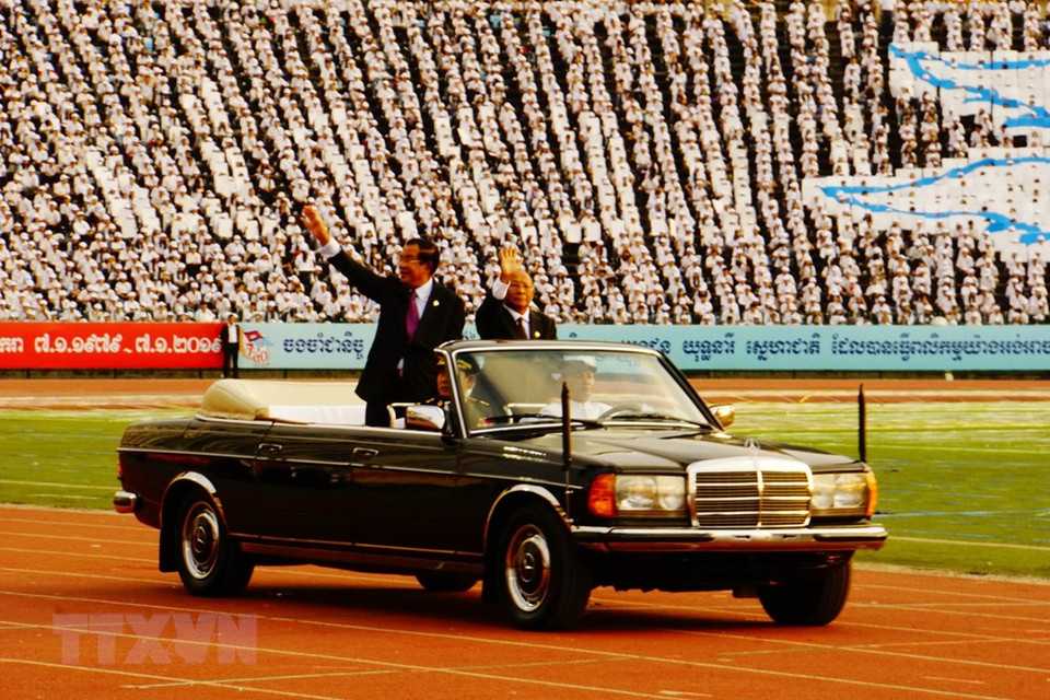  Le Premier ministre Samdech Techo Hun Sen et le président de l’Assemblée nationale Heng Samrin souhaitent la bienvenue aux délégués présents à cette cérémonie. 