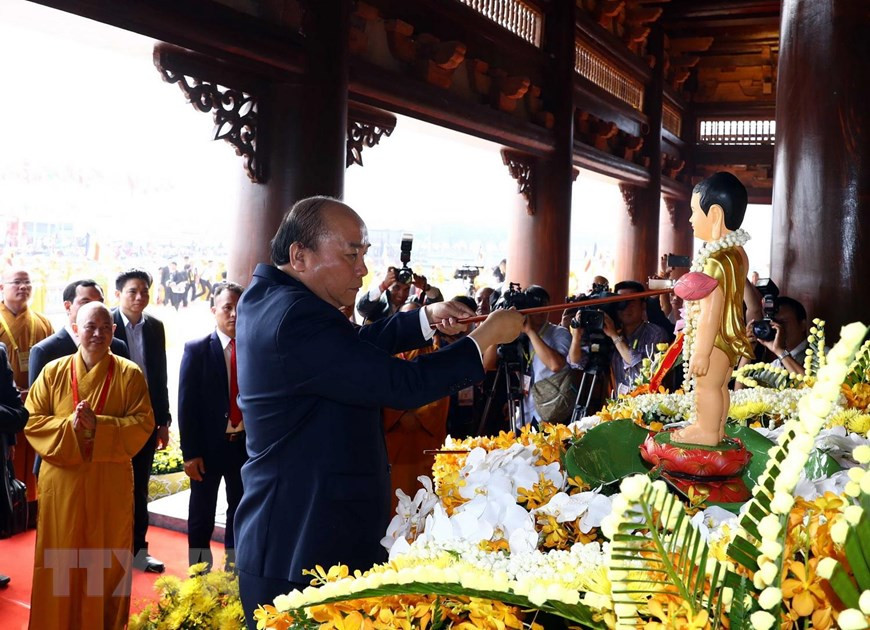  Le Premier ministre Nguyen Xuan Phuc effectue le rite de l'ablution de la statue de Bouddha. 