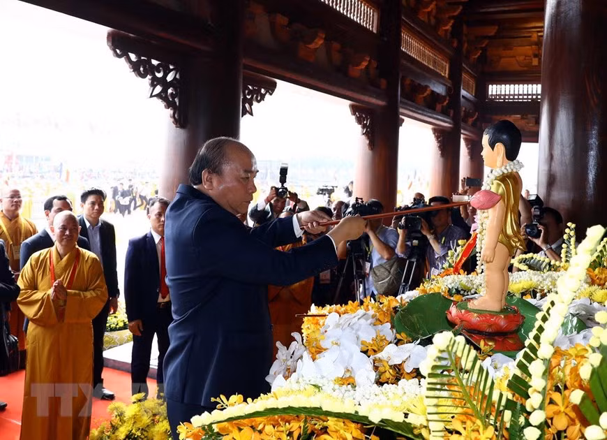  Le Premier ministre Nguyen Xuan Phuc effectue le rite de l'ablution de la statue de Bouddha. 