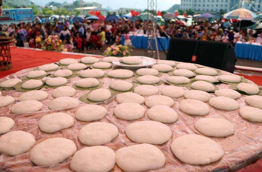  De nombreux habitants locaux et touristes ont contemplé le pilonnage du banh dày.