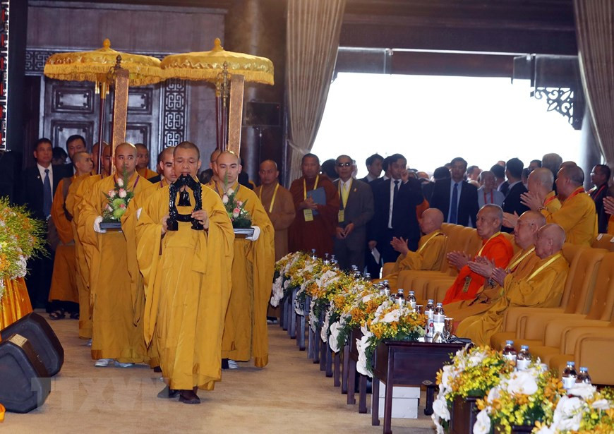  Les dignitaires bouddhiques effectuent des rites à la cérémonie d’ouverture du Vesak 2019. 