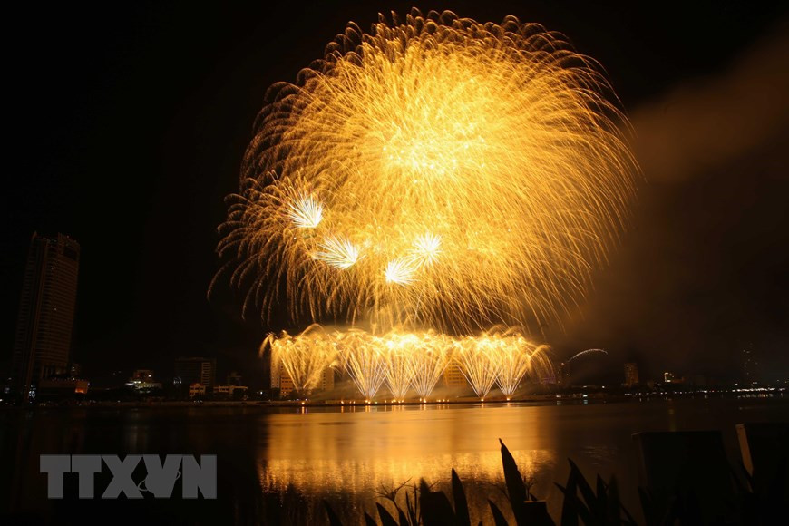  Le spectacle ''La danse du feu et de l’eau'' de l’équipe russe Fireworks Center Khan a misé sur deux des éléments essentiels de la vie. 