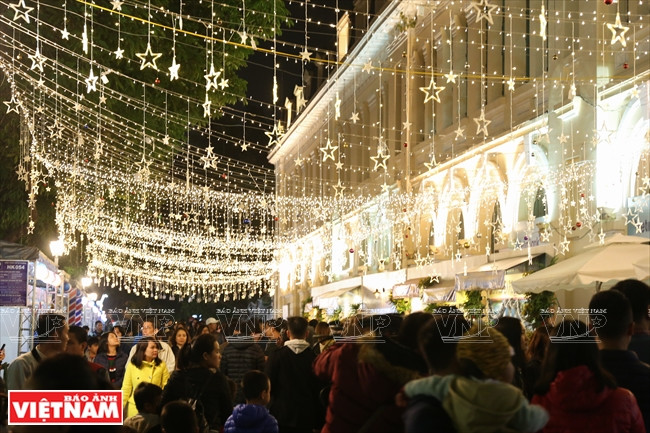  Les touristes étrangers vivent une ambiance française au cœur de la capitale du Vietnam.