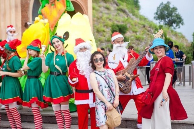  Une drôle mascotte et des danseuses étrangères.