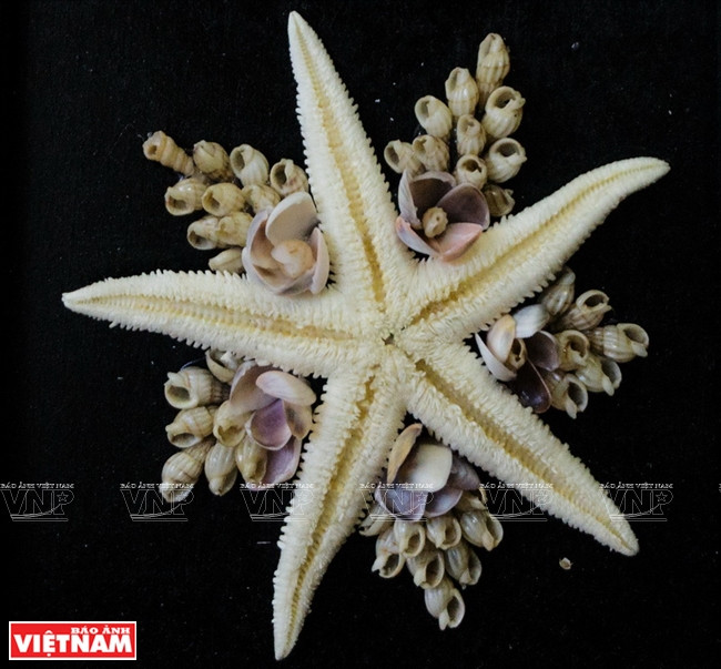  En général, Hieu doit combiner des coquilles dures et molles pour créer une profondeur à l’œuvre, notamment quand il s'agit de fleurs. Elle peut aussi ajouter des détails pour que ses œuvres soient plus belles.