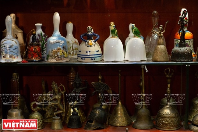  En dix ans, il a accumulé des cloches vietnamiennes, françaises, espagnoles, indiennes, japonaises, tibétaines…