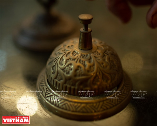  Sur ce total de plus de 200 cloches, celles d’Europe représentent la majorité car chaque fois que M. Tâm voyage là-bas, il visite des antiquaires pour acheter des cloches qui servent à appeler les garçons dans les restaurants, des clochettes de portes, ou celles que porte au cou le bétail dans les champs.